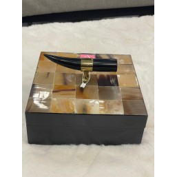 KARE FORMDA KEMİK GÖRÜNÜMLÜ DEKORATİF KUTU 