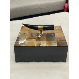 KARE FORMDA KEMİK GÖRÜNÜMLÜ DEKORATİF KUTU 